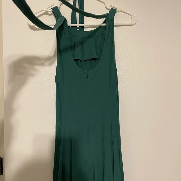 Like an emerald green dress - Picture 3 of 4
